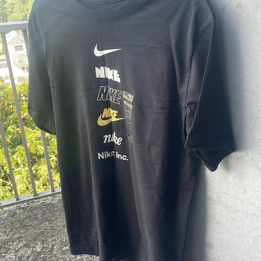 Nike Club Shirt in Black